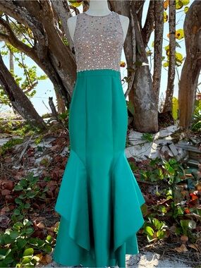 Xscape Nude Bling Mermaid Gown Size 4 Emerald Skirt Dress Prom Gems Sleeveless